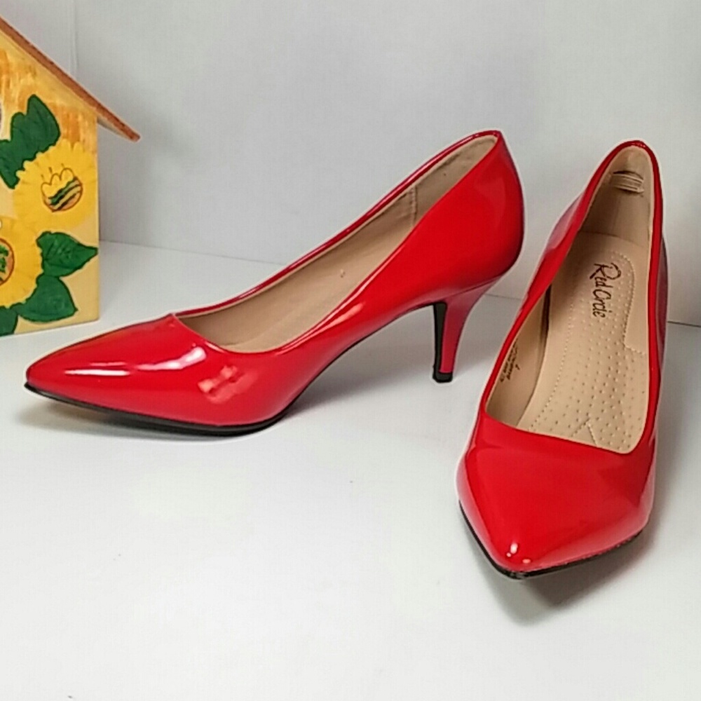๐ Glossy Red Low Pointy Toe Pump ๐ - Picture 6 of 8